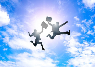 青空に羽ばたく人の画像